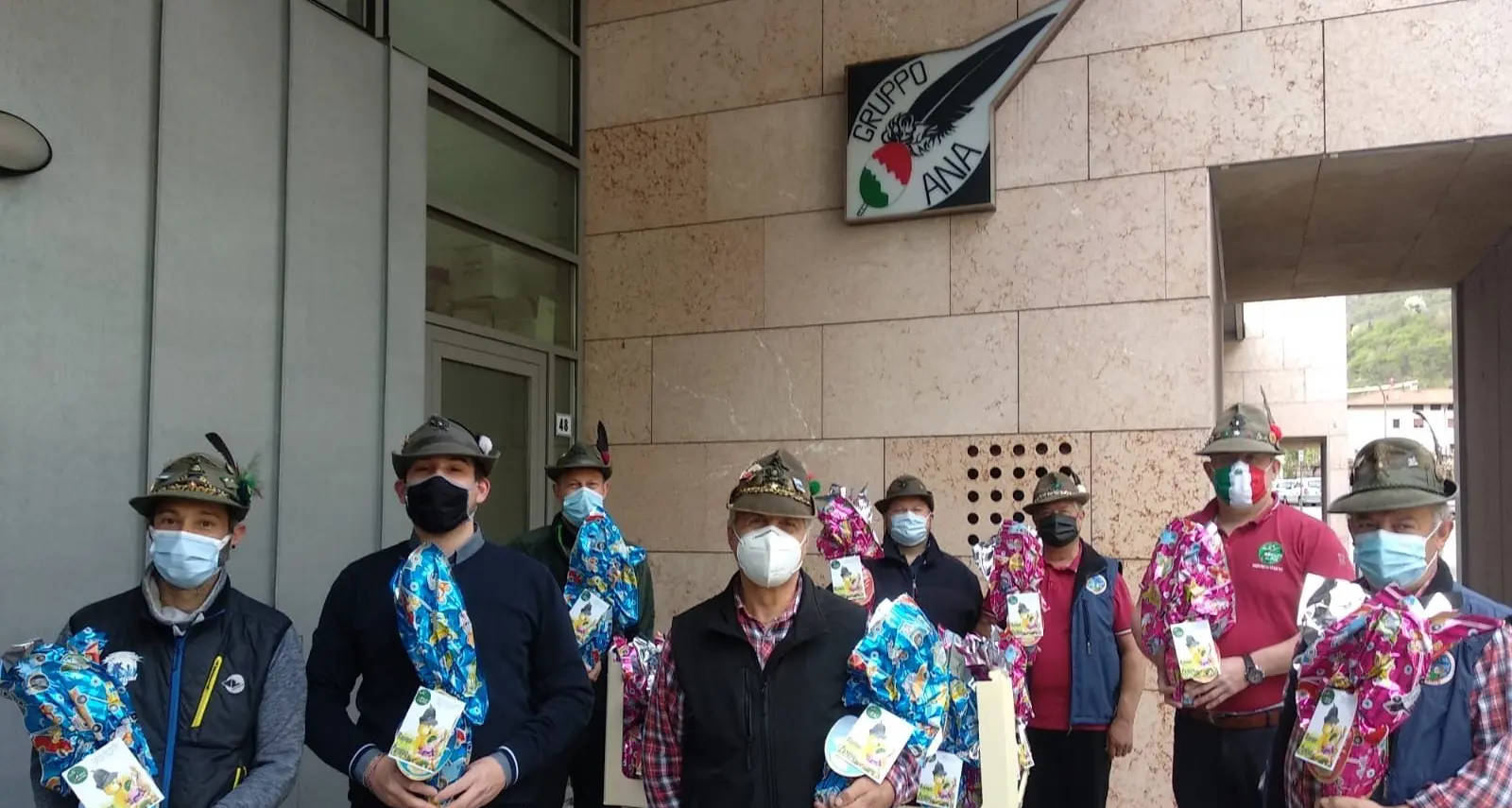 Gli alpini di Aldeno regalano uova di Pasqua ai bambini di materne ed elementari