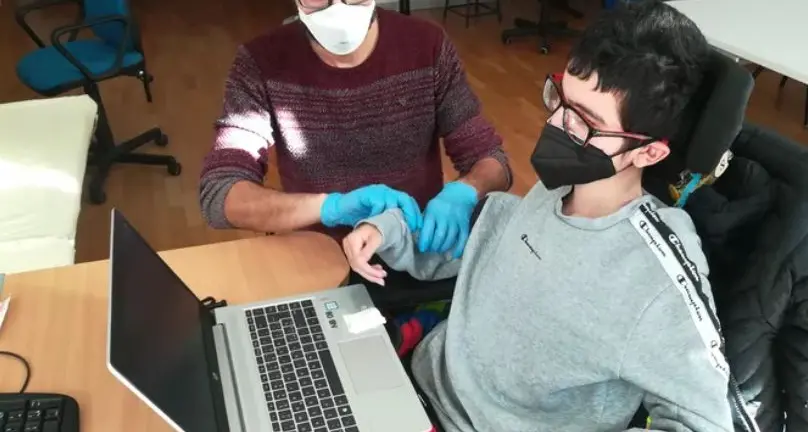 Una carrozzina per Sohail, affetto dalla distrofia di Duchenne: parte la raccolta fondi