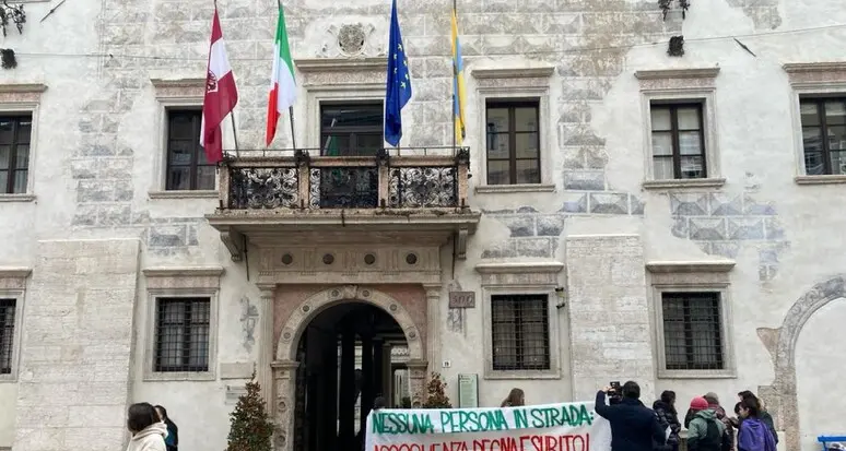 Senza fissa dimora, nuova protesta fuori dal Comune di Trento: “Al freddo 400 persone”