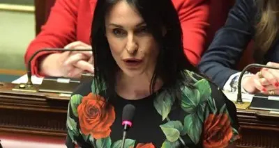 «Tipi di sinistra: adoratori di farine di insetti e imbrattatori di monumenti». Il tweet di Alessia Ambrosi che “sconvolge” il web