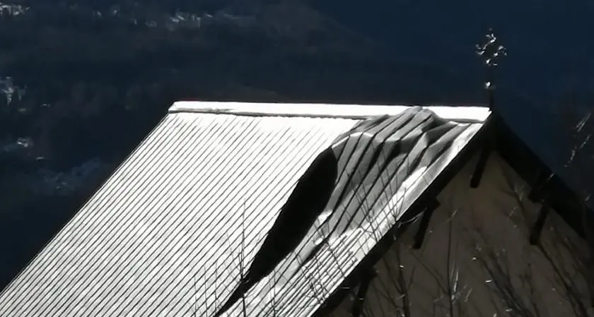 Il vento scoperchia la chiesa di Luserna