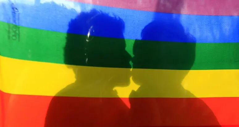 Coppia omosessuale aggredita in val di Non, l’ira di Arcigay del Trentino: “Non basta indignarsi, servono azioni concrete”