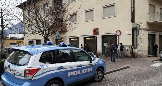 Trento, arrestato un uomo per spaccio, panetto di hashish nascosto nel parcheggio di via Torre Verde