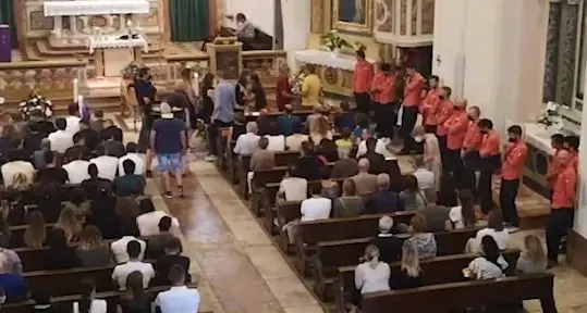 Gli sci, le foto, il dolore: a Besenello l’addio a Sebastiano Battisti