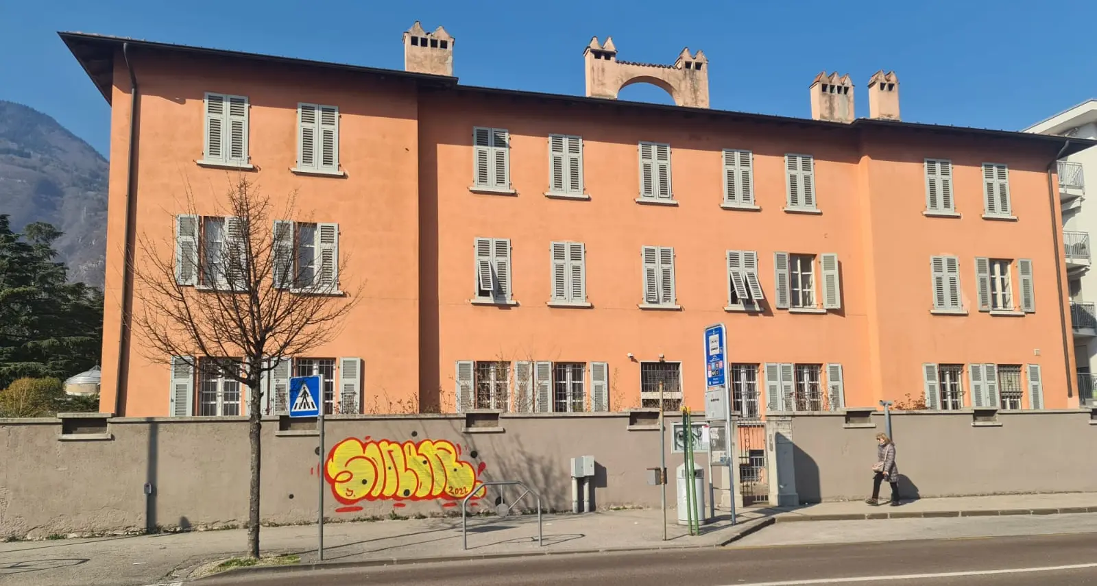 Trento, il graffitaro seriale prende di mira anche il convento delle Orsoline