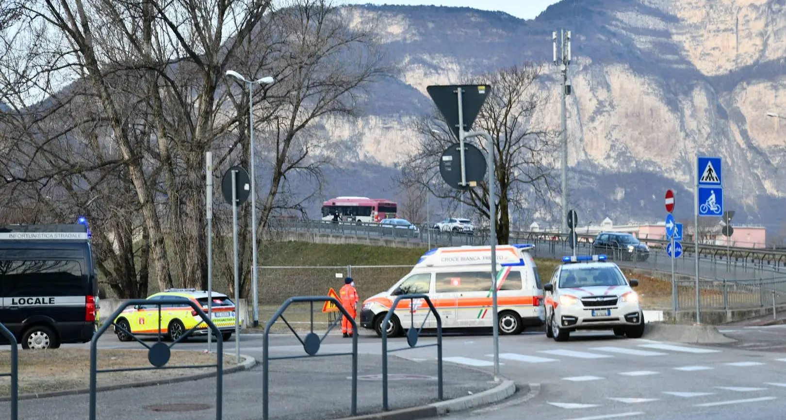 Trento, scontro fra bici e skateboard: due feriti