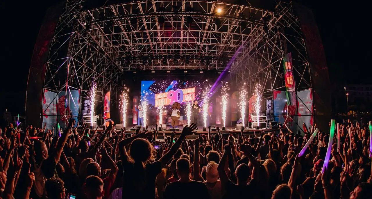 Alla Trentino Music Arena stasera il live show che fa rivivere gli anni ’90. Giovedì 31 l’evento Halloween più grande della regione