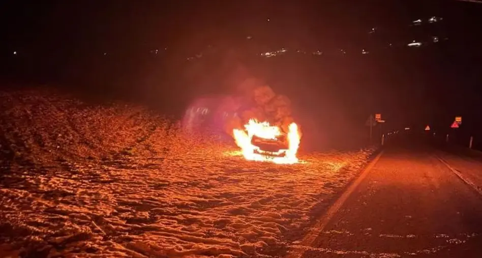 Auto in fiamme a Canezza, il conducente si salva