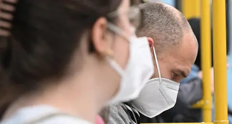Addio mascherine: dal 1° ottobre cade l’obbligo sui mezzi di trasporto pubblico