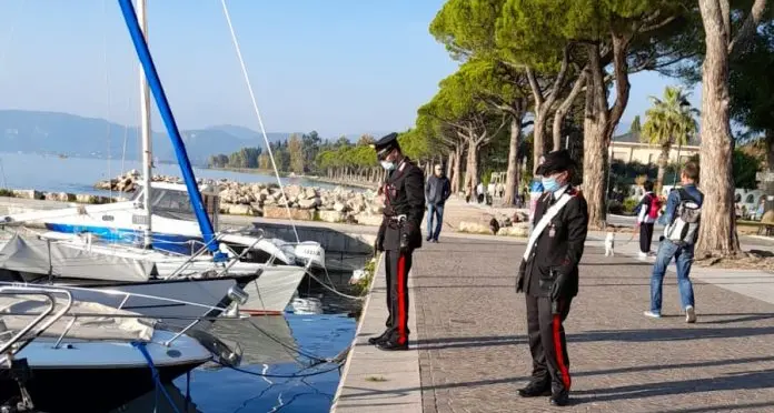 Lago di Garda: accendono il fumogeno, parte l’incendio sulla barca
