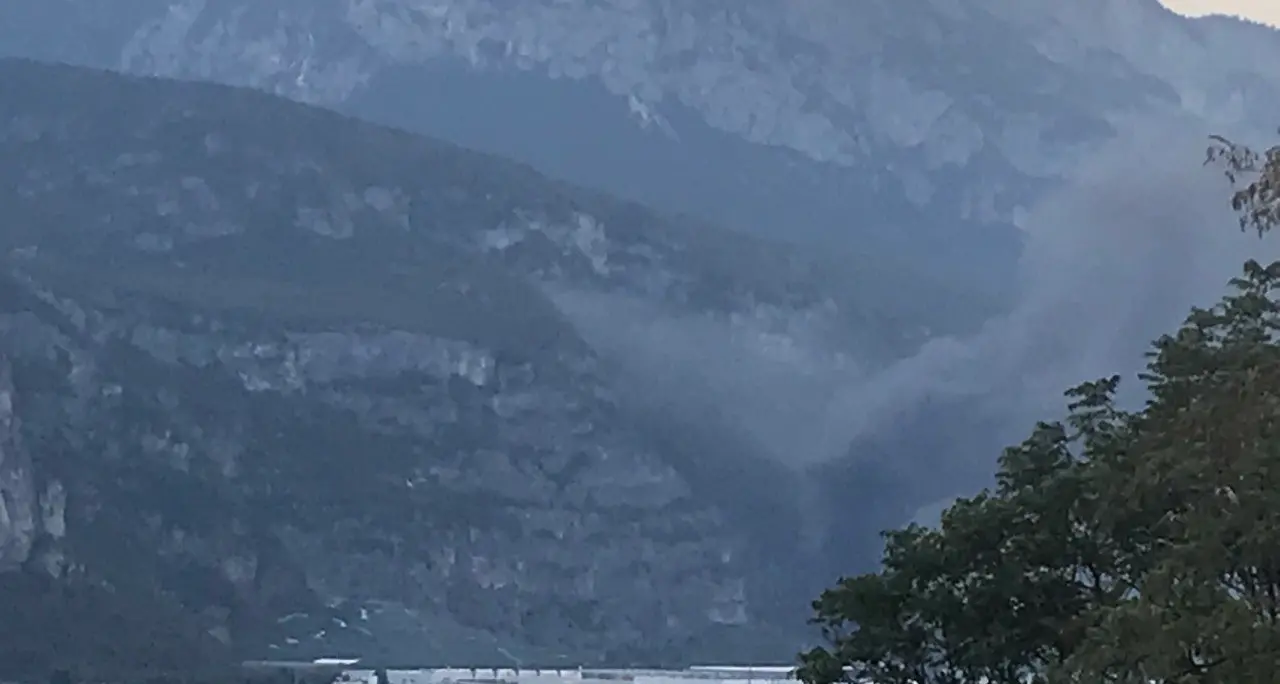 Incendio in zona discarica a Trento Nord, sul posto i Vigili del Fuoco