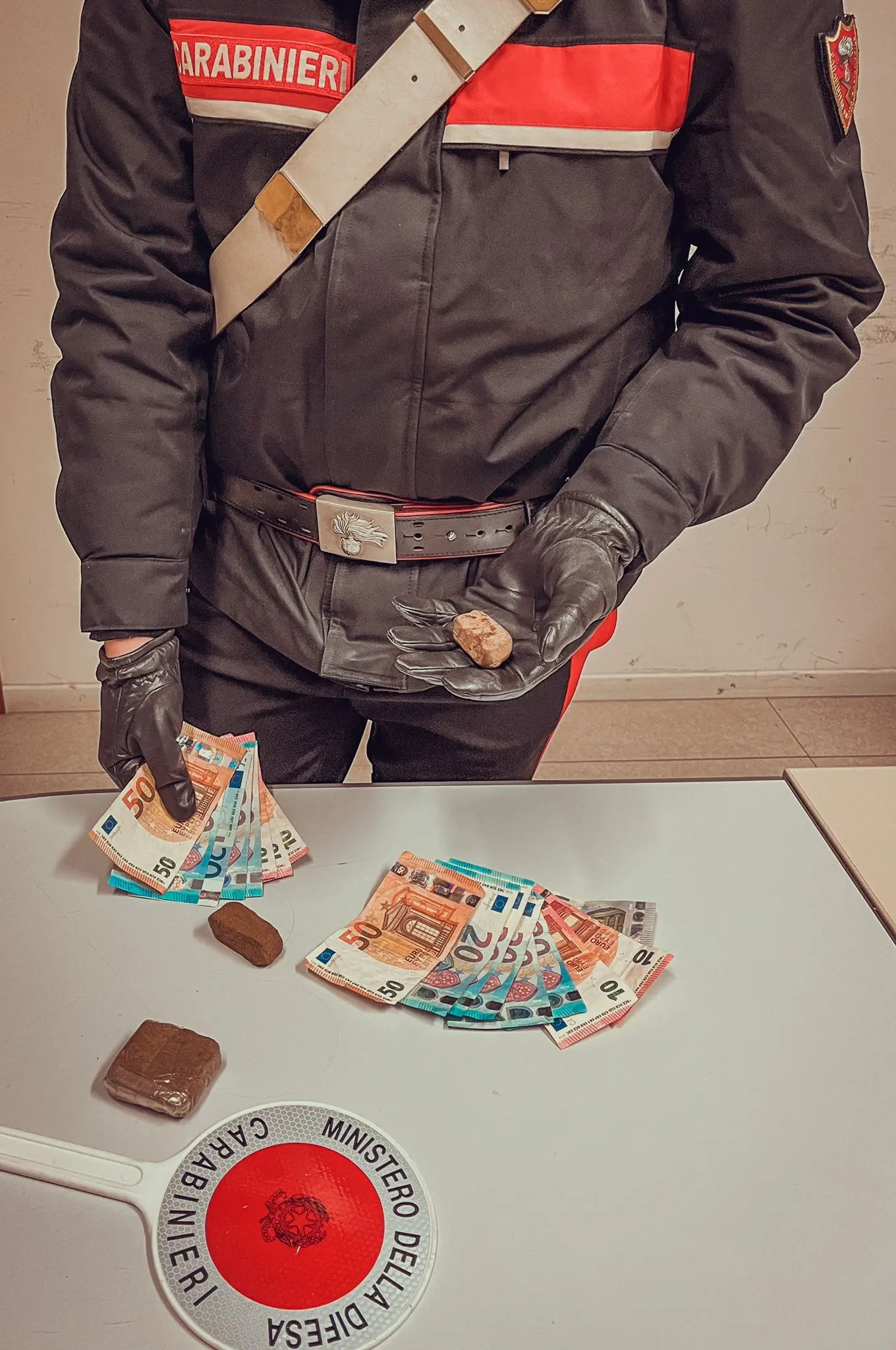 Trento, spaccio alla Portela, arrestato dai carabinieri con un etto di hashish