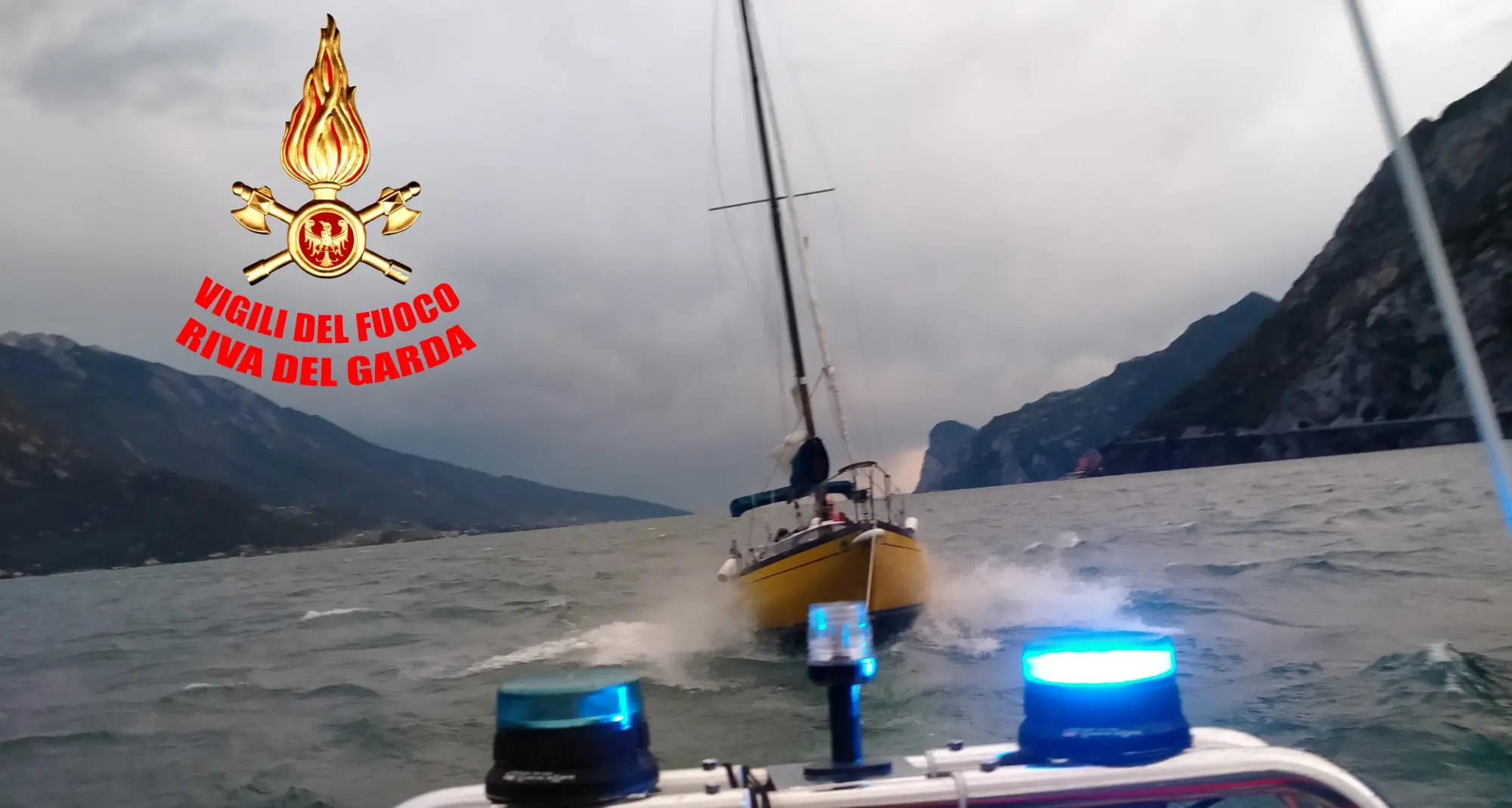 Barca in balia delle onde sul Garda, salvata dai vigili del fuoco