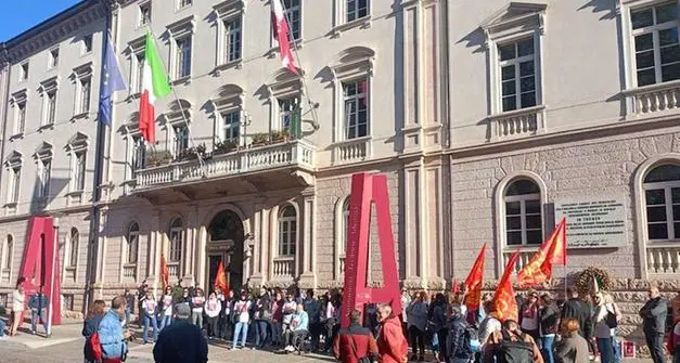 Appalto Cup, protesta Fiom sotto il consiglio provinciale: «140 posti di lavoro a rischio, a pagare saranno le donne»