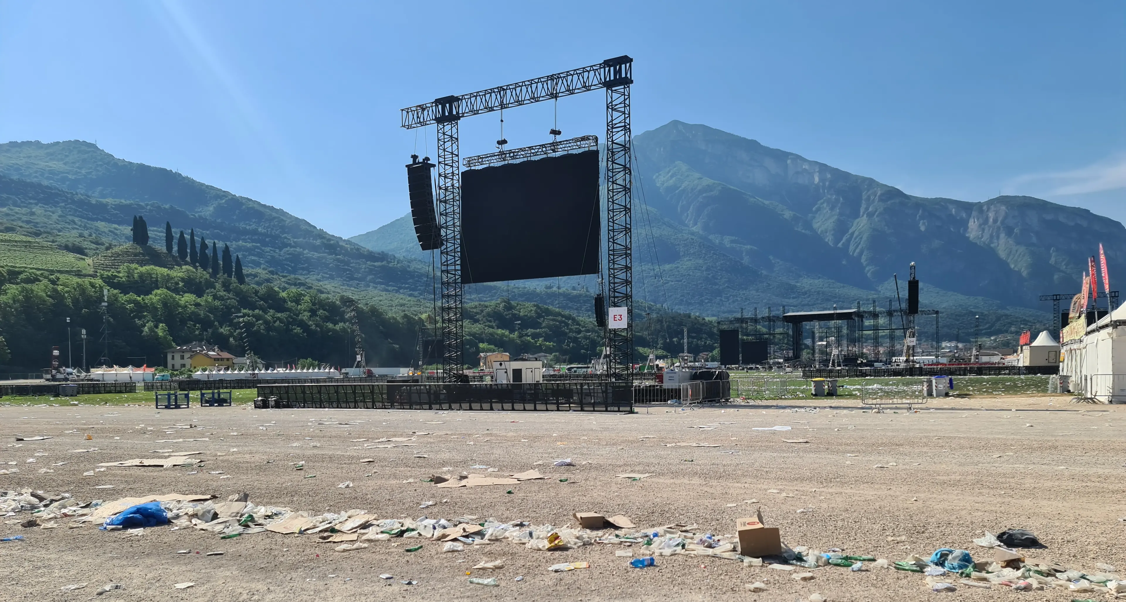 Un minuto dopo la fine del concerto di Vasco, tecnici al lavoro per smontare il palco