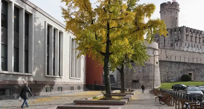 Trento, completata la riqualificazione di piazza Mostra: si chiude con i nuovi spazi pedonali in piazza Sanzio