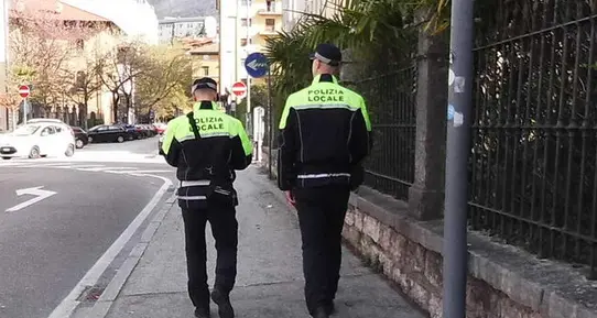 Urlava contro passanti armato di coltello per le strade di Trento
