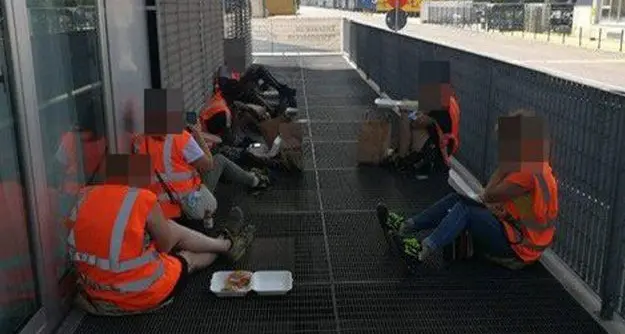 Niente Green Pass? All’Ikea il pranzo in mensa si fa seduti per terra