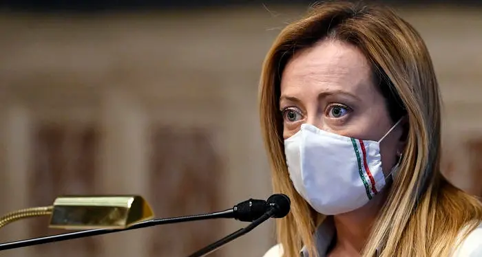 “Vacca e scrofa”: docente insulta Meloni. Poi le scuse