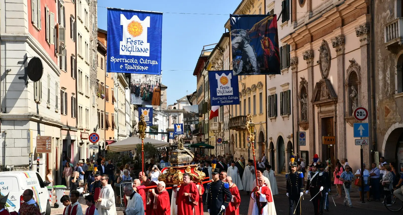 San Vigilio al via con la processione. Stasera il gran finale: Ciusi e Gobj e fuochi d’artificio