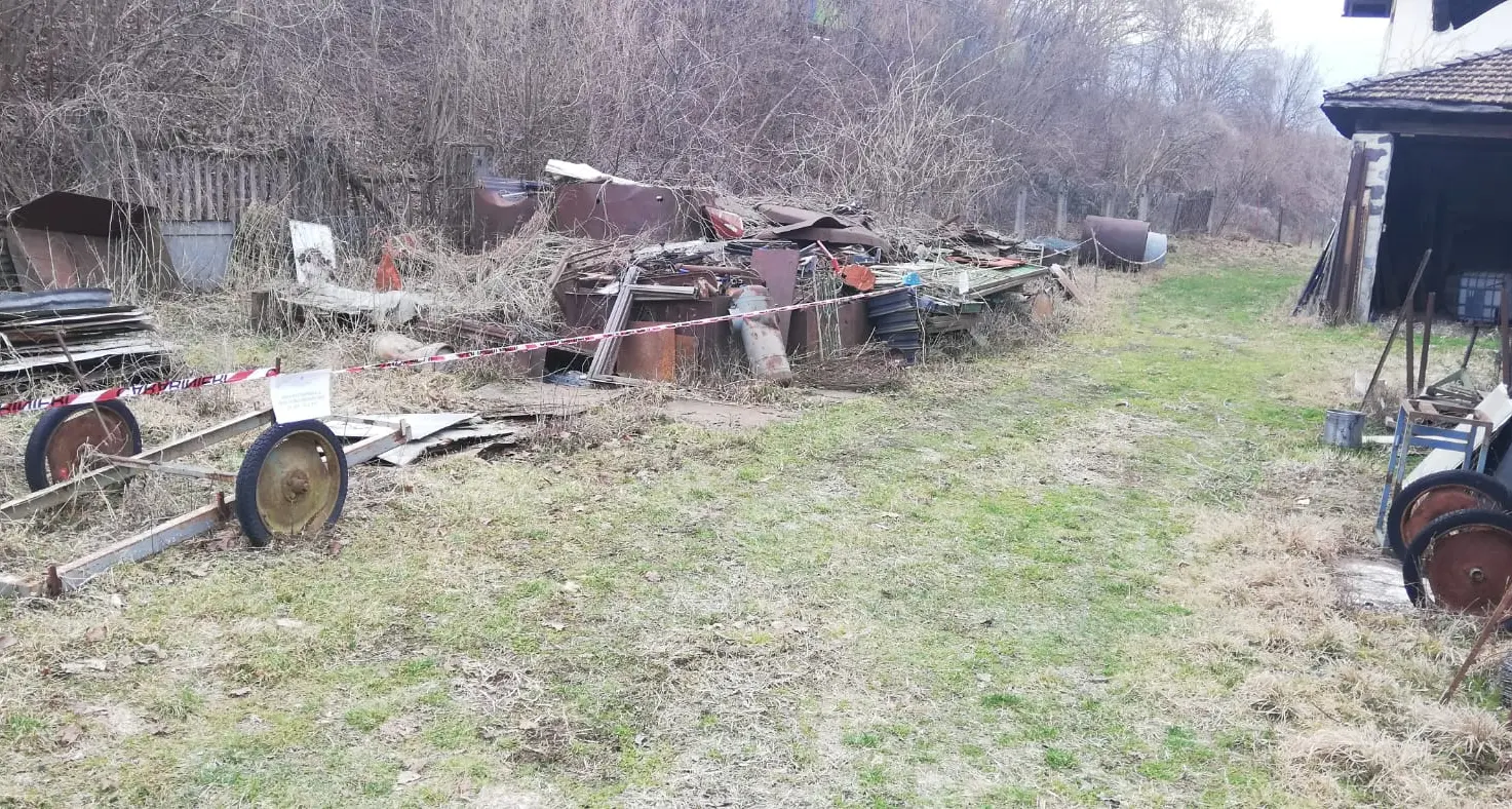 Bombole, batterie e fusti di olio depositati vicino ai binari in Valsugana: denunciato il venditore di ferro