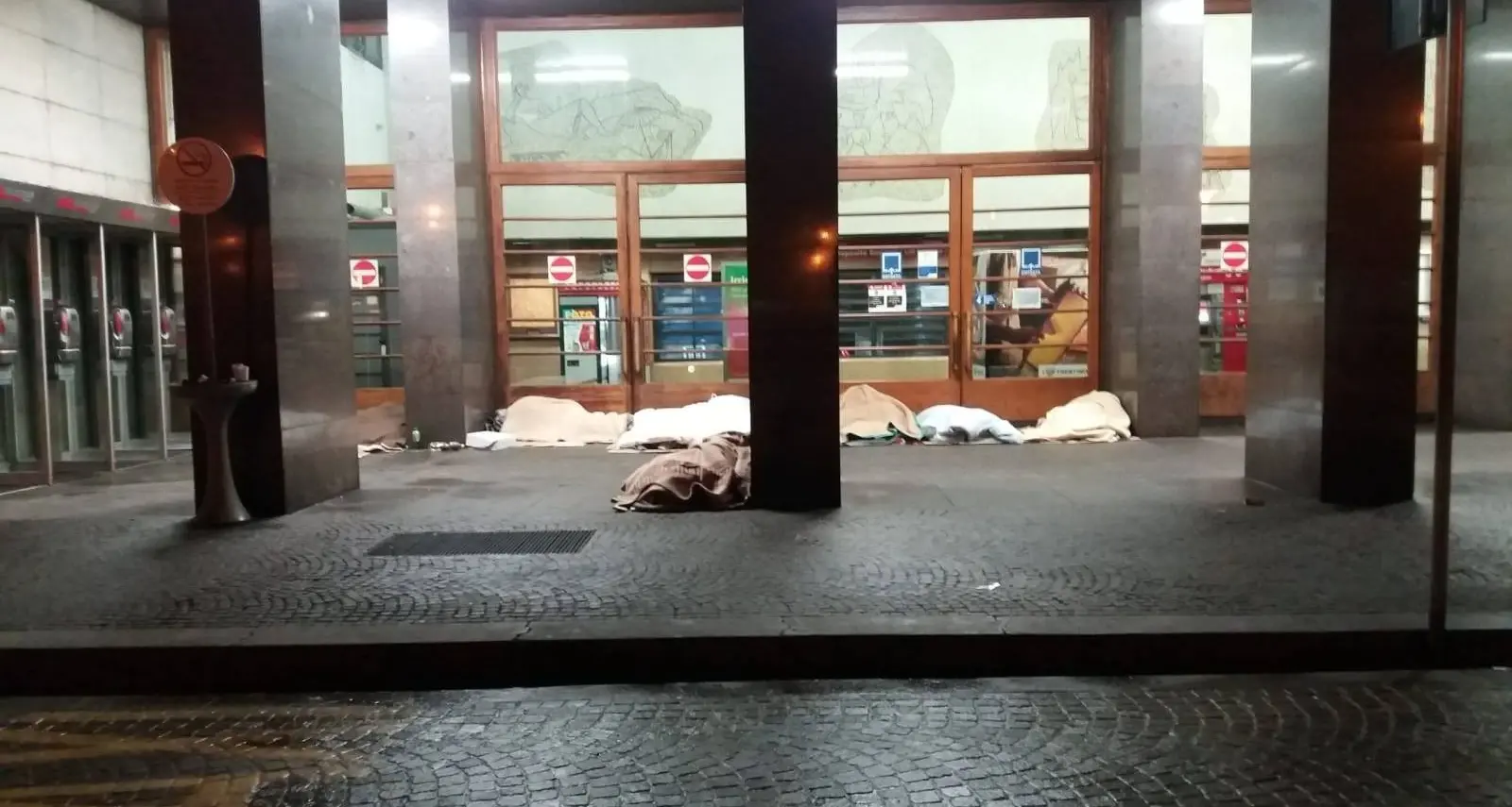 Allarme senzatetto a Trento: un “dormitorio” al freddo fuori dalla stazione