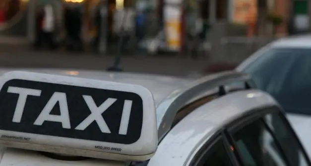 Chiamano il taxi ma poi cambiano idea: tassista aggredito da quattro turisti stranieri a Canazei