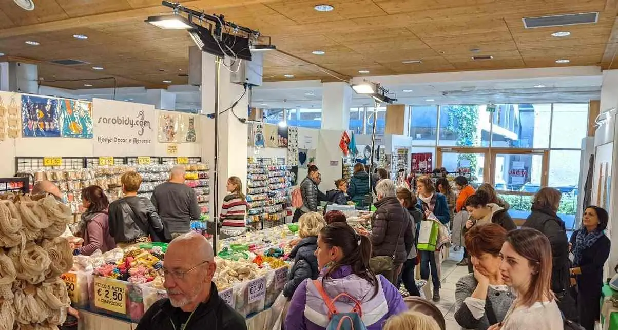 Dall’uncinetto agli accessori moda: “Mondo donna” ritorna a Trento