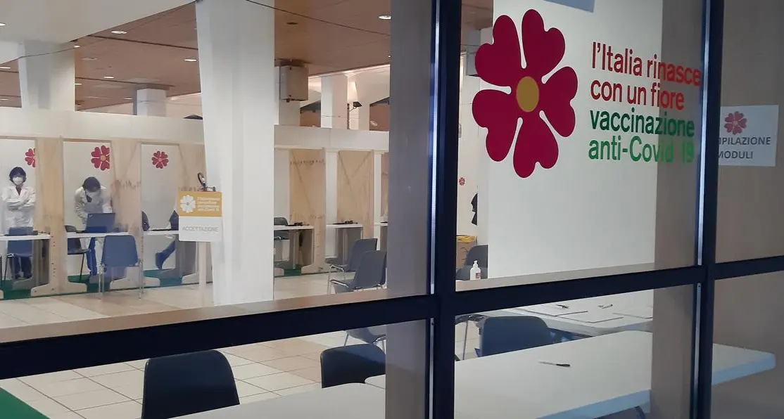 Vaccino anti Covid, da domenica via alle prenotazioni per il personale scolastico