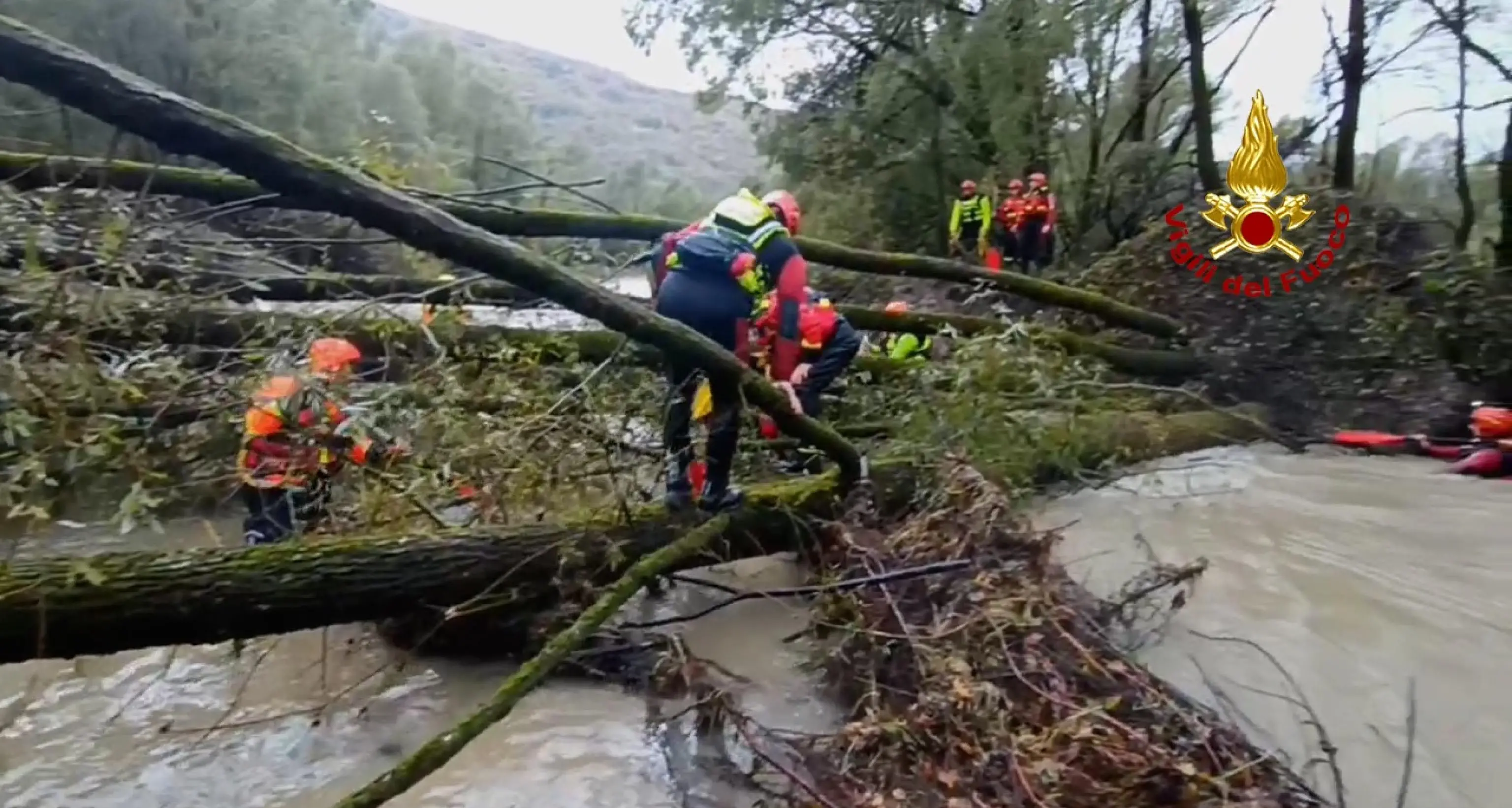 In 12 ore 109 chiamate ai vigili del fuoco. Riaperta la sp 90 Destra Adige. Si raccomanda prudenza