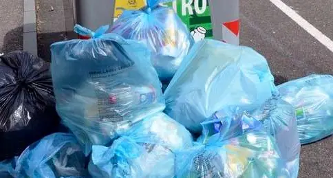Raccolta differenziata, a Trento 235 multe: nel mirino i sacchi azzurri degli imballaggi leggeri