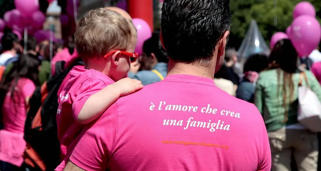 Figli coppie omogenitoriali, a Trento le famiglie arcobaleno preparano un sit-in