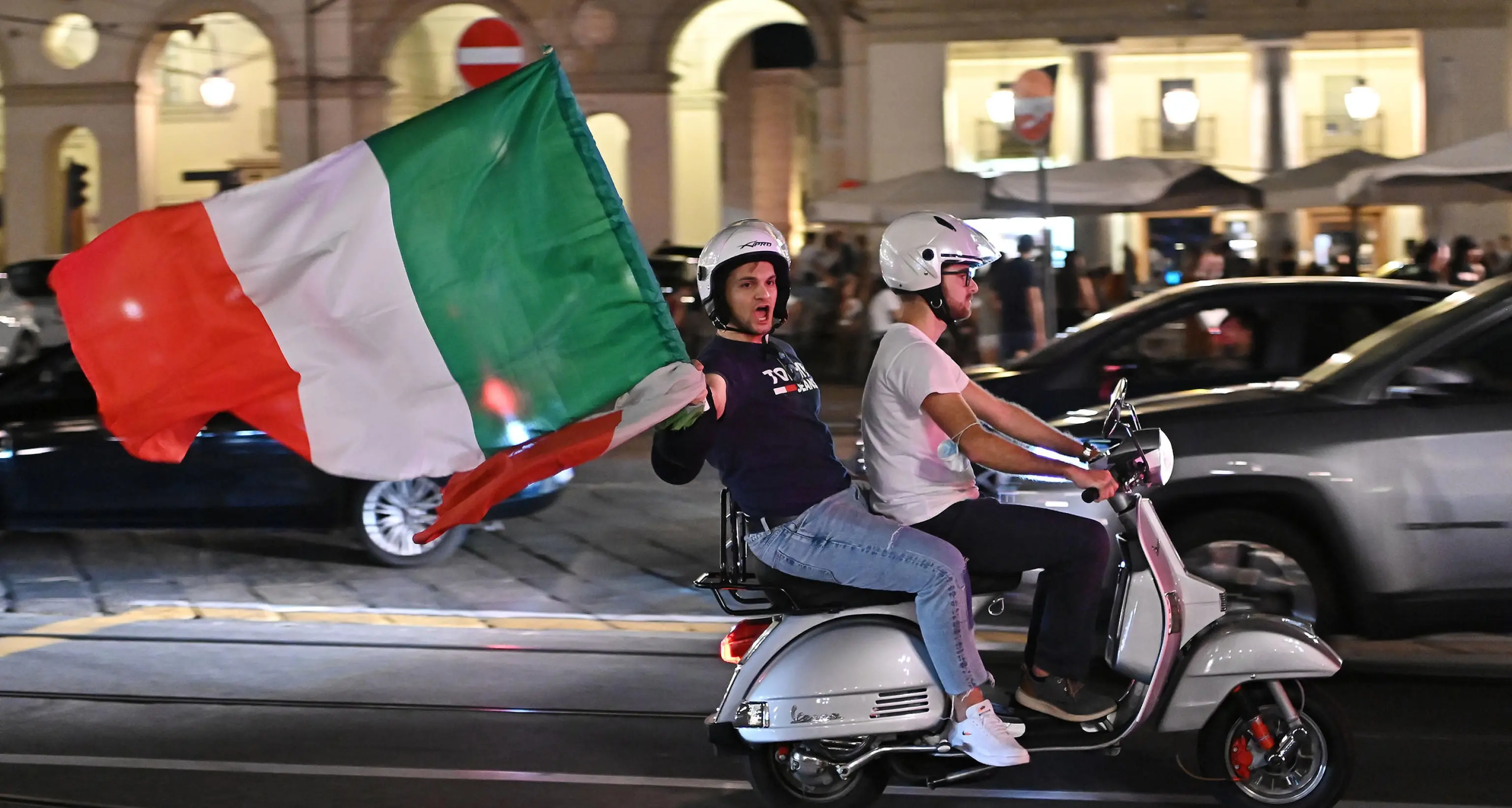 Anche Riva si prepara a tifare per l’Italia ma occhio ai festeggiamenti: il Comune vieta il consumo di birre (e altro) all’aperto