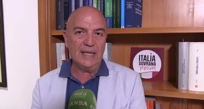 Rizzo davanti alla Rai di Trento per protestare contro l’intervento di Zelensky a Sanremo