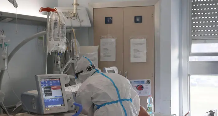 48enne no vax rifiuta di essere intubato e muore