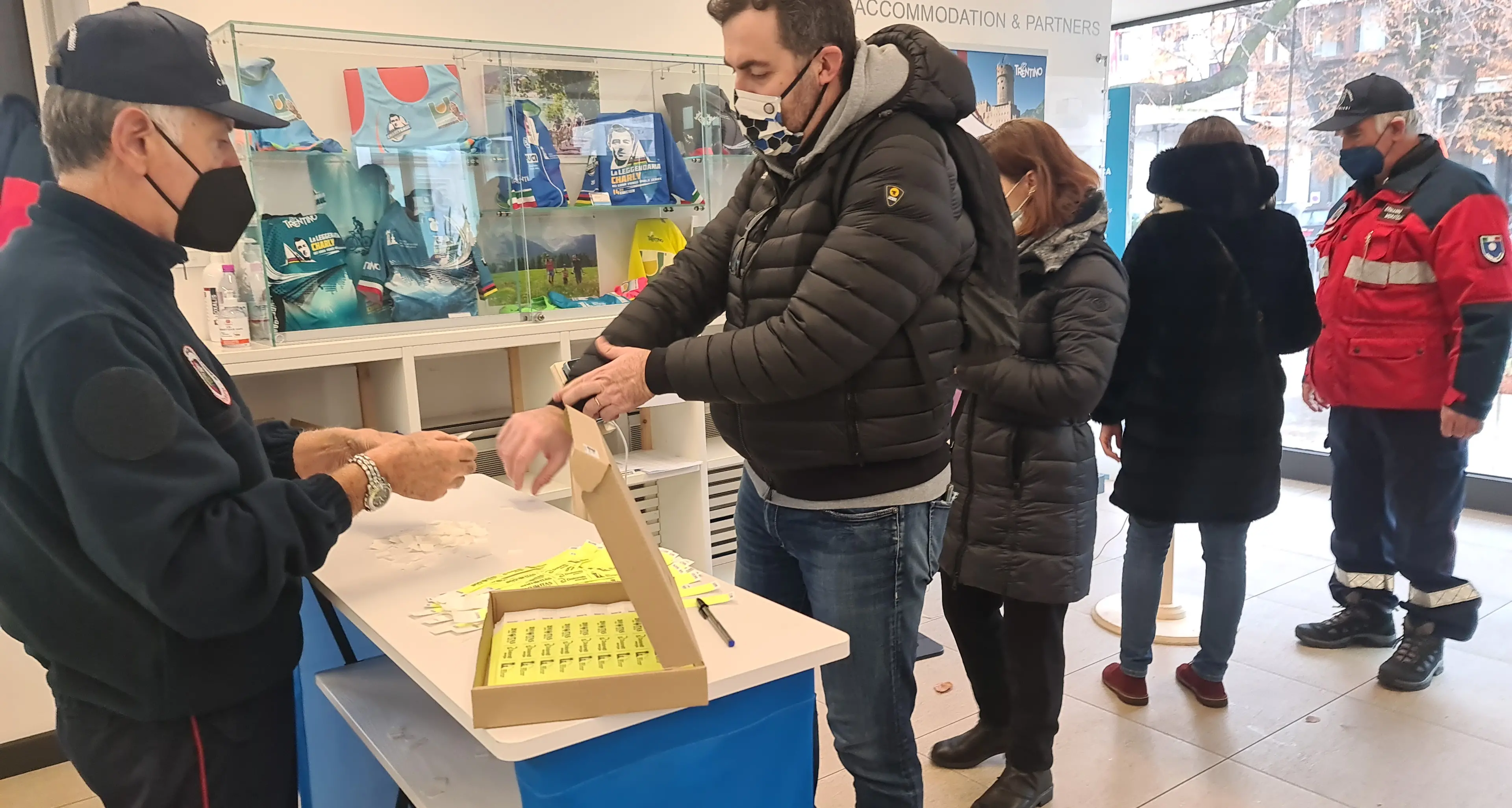 Mercatini di Natale a Trento: la coda davanti all’Apt per il braccialetto