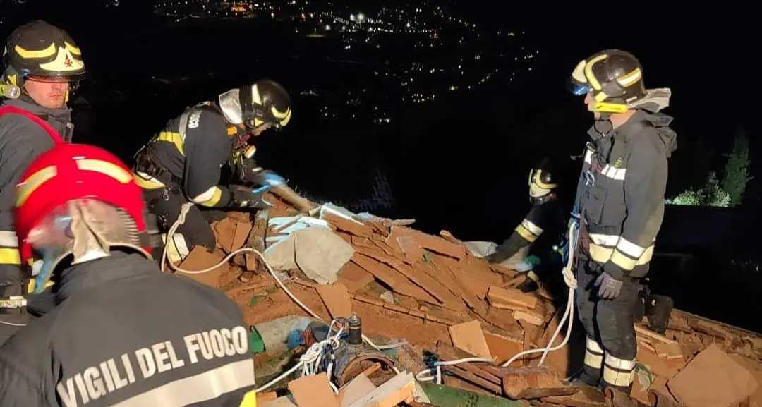 Pomarolo, fiamme sul tetto di un'abitazione: vigili del fuoco operativi anche alla Vigilia di Natale