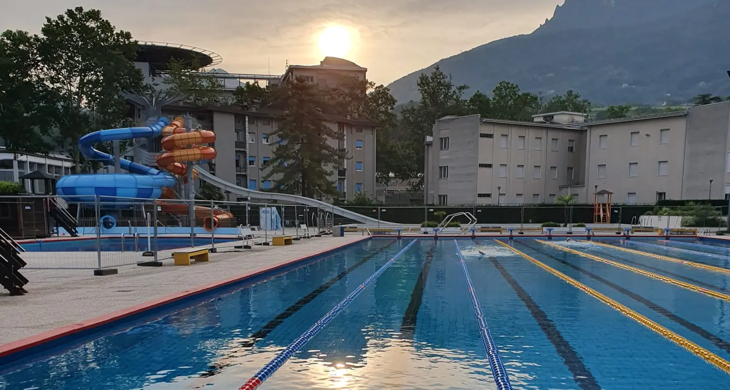 Ianeselli e la prima nuotata del mattino al lido Manazzon: «Una delle più belle giornate dell'anno»