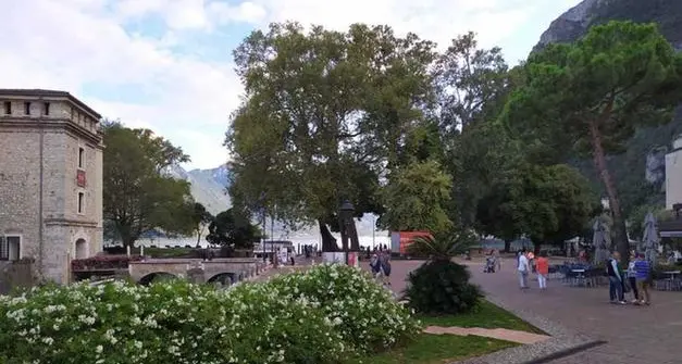 Riva, troppa gente nel parco della Rocca: la sindaca lo chiude