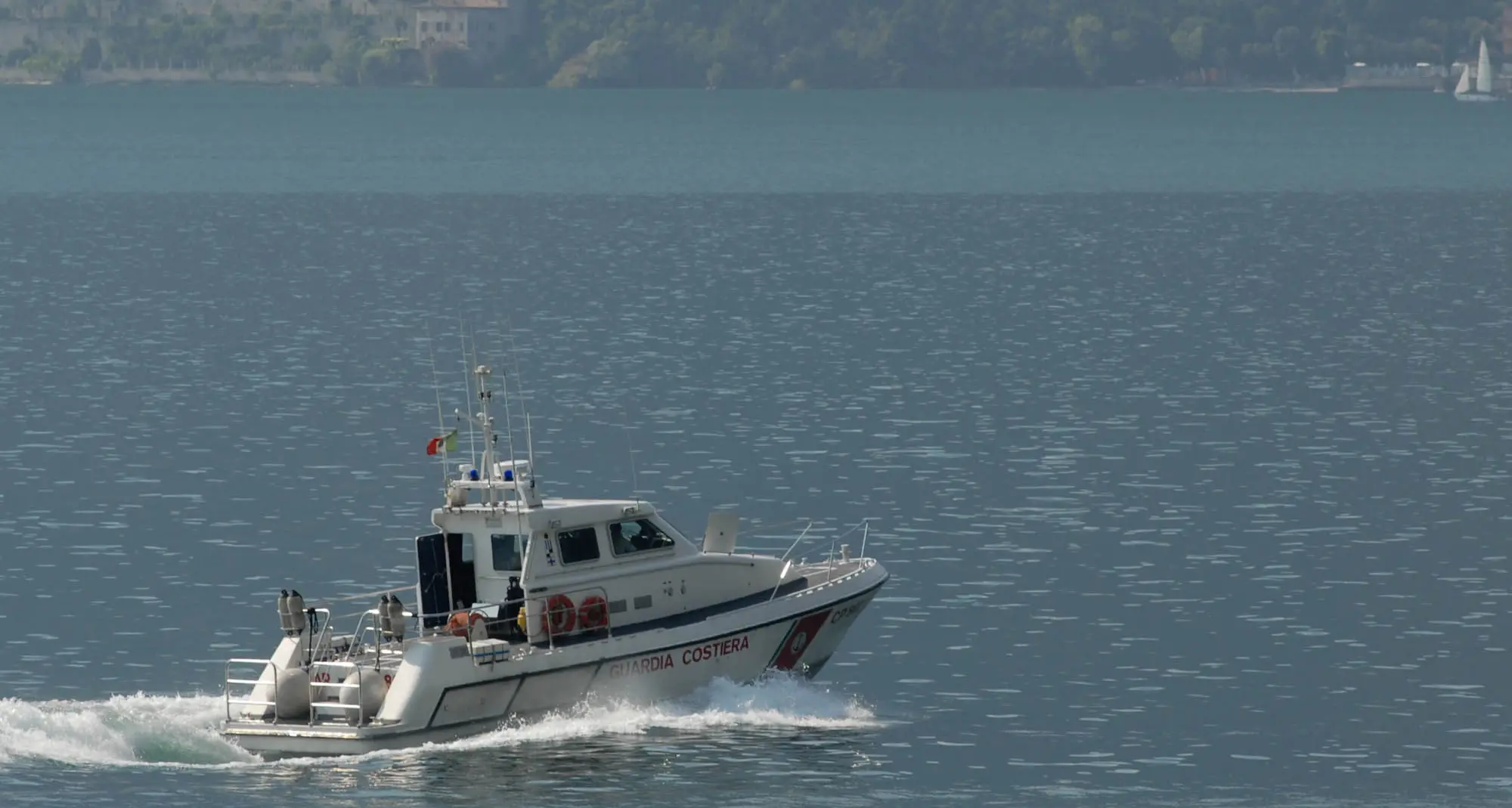 Lago di Garda: nuotava dove è pericoloso (e vietato): bagnante salvato e multato