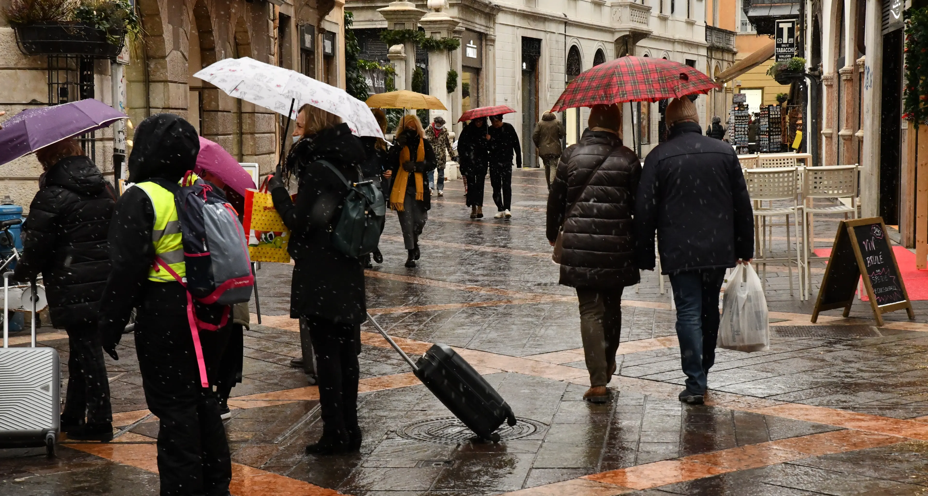 Trento, arriva la neve ma non c’è ressa di turisti al mercatino di Natale