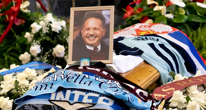 «Ciao Sinisa, uno di noi». In 3mila all’addio a Mihajlovic