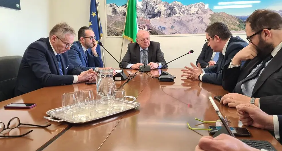 Il ministro dell'ambiente: «Un piano di trasferimento di massa degli orsi dal Trentino»