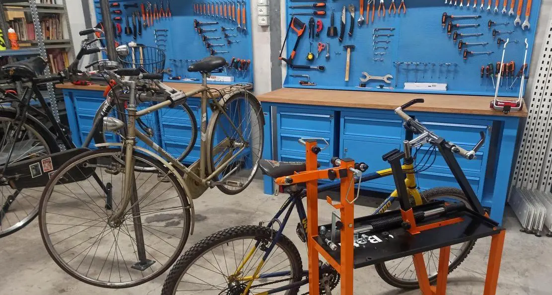 Il Comune di Riva dona le vecchie bici all’officina del riuso