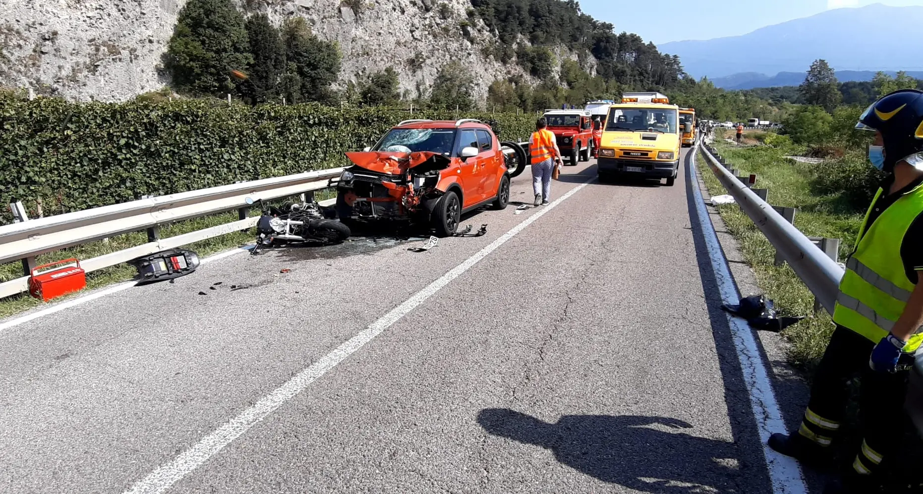 Frontale moto-auto, due feriti a Dro