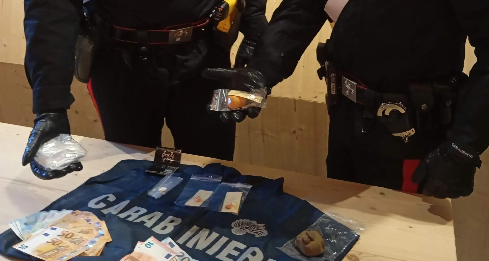 Cocaina nel, guanto da sci e hashish nella pulsantiera del Wc: arrestato il pusher della movida fassana