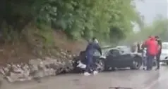 Lazise, Ferrari si schianta contro un muretto a lato della provinciale: semidistrutta