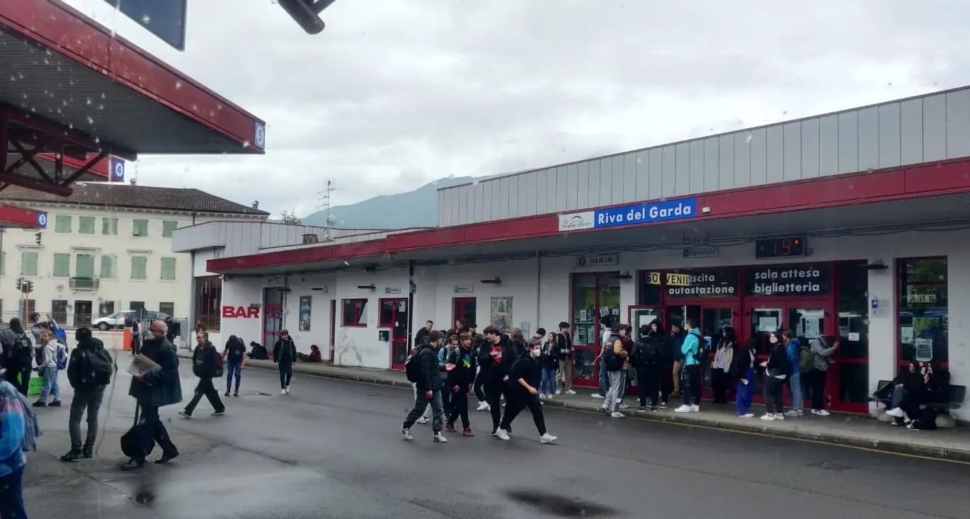 «Autostazione di Riva insicura, si rischia l’investimento»