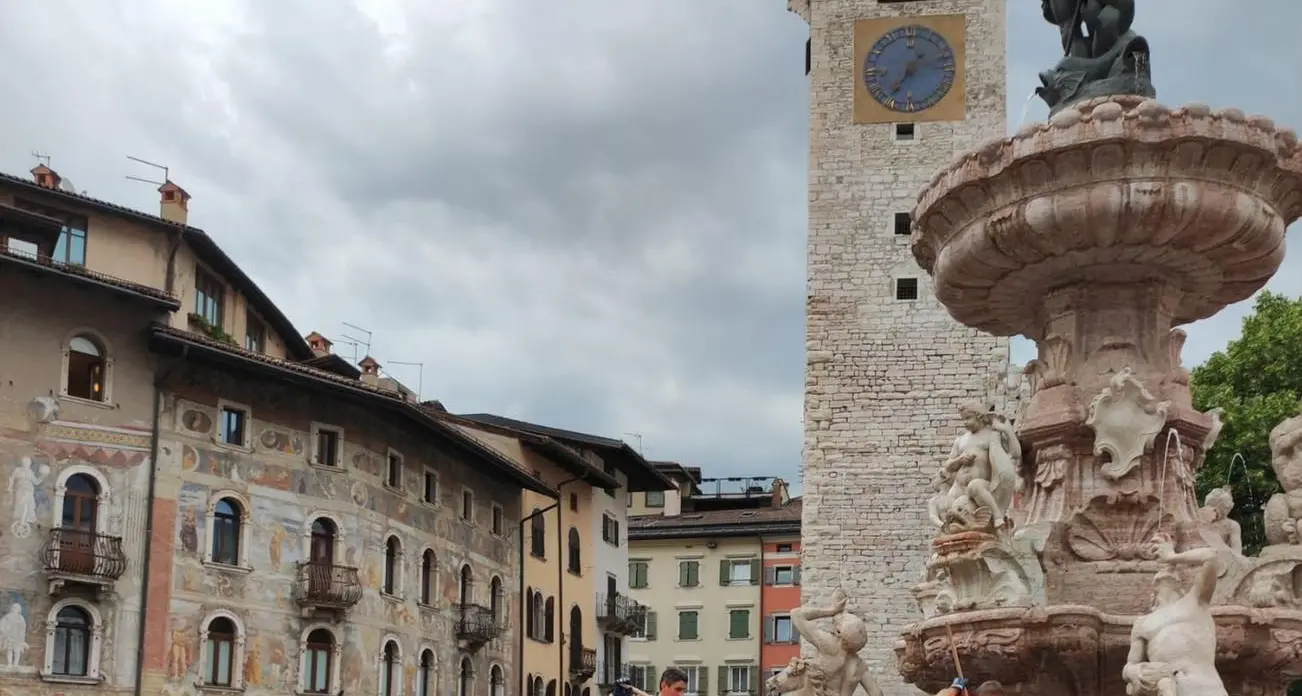 Devastazione in piazza Duomo, l’Azienda sanitaria: «Non c’erano gli estremi per un Tso»
