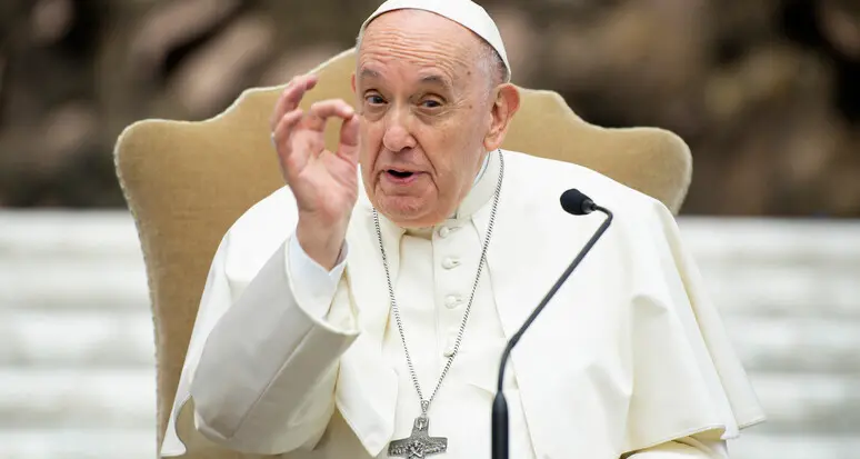 Il Papa: «L'Italia non fa più figli, si preferiscono cani e gatti»